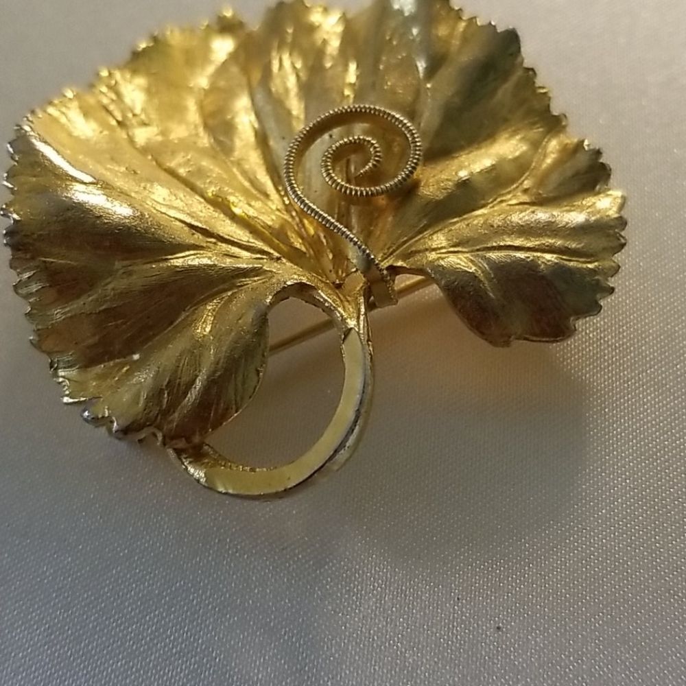 Vintage goldtone brooch - Picture 5 of 8